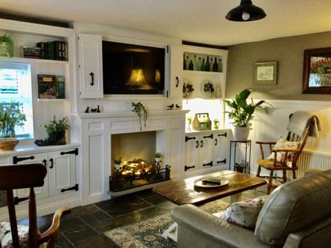 Traditional panelled living room with Smart Tv (including Netflix/Prime video)and cosy dining area. Slate floor with underfloor heating.