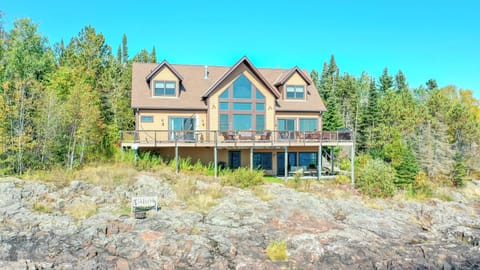 Serenity Shores is luxury meets Lake Superior just a few short miles from downtown Grand Marais, Minnesota.