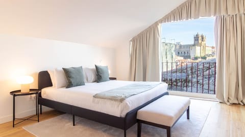 Elegant double bedroom featuring a stunning view over Porto’s iconic Sé Cathedral: wake up to one of the city’s most breathtaking historic landmarks right outside your window.
#Porto #SeCathedral #CathedralView #HistoricPorto #LovelyStay