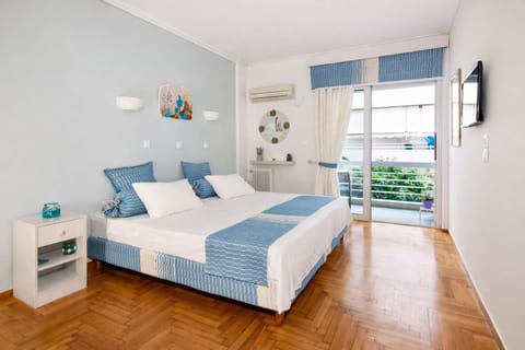 Bright and relaxing bedroom designed for comfort and rest. The space features a comfortable double bed, natural light, a TV and simple coastal décor that creates a calm atmosphere, making it the perfect place to recharge after a day exploring