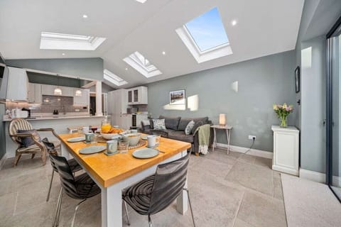 Woodside Cottage - Kitchen diner, with seating for 6, sofa with SMART TV, sliding doors onto patio. 