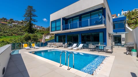 Stunning exterior of Aletheia Villa with a spacious private pool and breathtaking ocean views—perfect for relaxing under the Madeira sun.
#AletheiaVilla #Madeira #PrivatePool #OceanView #LuxuryStay