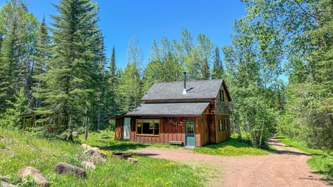 If you desire a quiet and peaceful retreat deep in the beautiful North Woods, look no further than Woodsy Cabin.
