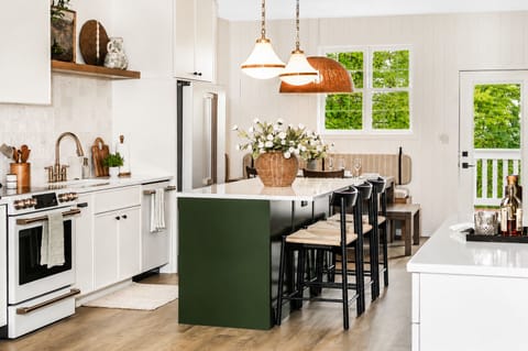 Bright, renovated 2BR/2BA Bloomington condo near Indiana University, Sample Gates, downtown, and the B-Line Trail. Great for IU parents, alumni, graduation, and game day, with a full kitchen, dining area, private balcony, parking, and sleeps 4.
