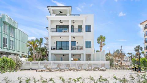 Welcome to The Pearl - 7 bed beauty directly on Clearwater beach!
