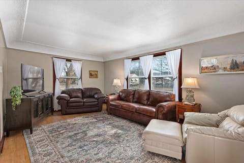 Cozy living room, ample seating and a new smart TV!