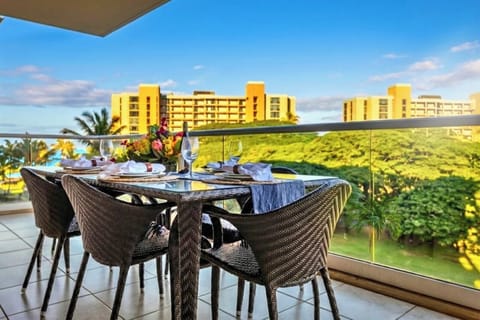 Dine outdoors while overlooking lush greens and island scenery HKK-434