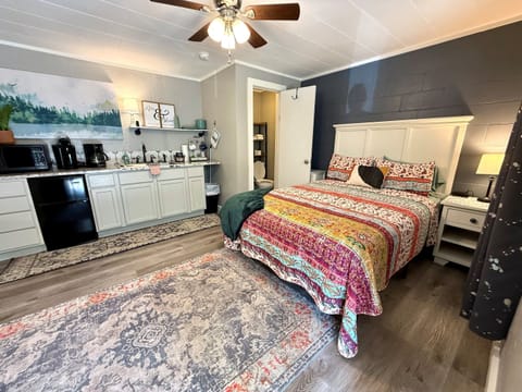 Creek side family unit. Queen bed room.