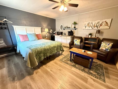 Queen bed room