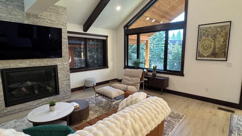 Open floor plan concept - living / dining / kitchen