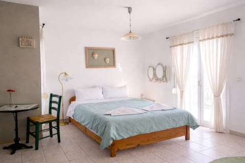 Spacious studio featuring a double bed, natural light, and direct access to a private balcony. Located just 650 m from Alykes Beach and within walking distance of cafés and local amenities