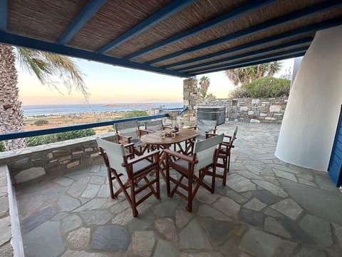 Blick auf den Golden Beach und die kleine Insel Drionisi