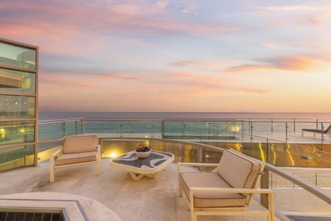 Front-row living on Malibu’s most coveted stretch of coastline.
