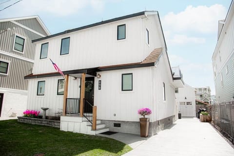 Bright, modern Cape May retreat on a quiet street. Walk to favorite restaurants, bars, and the South Jersey Marina. A short 1.5-mile ride brings you to the Washington Street Mall.