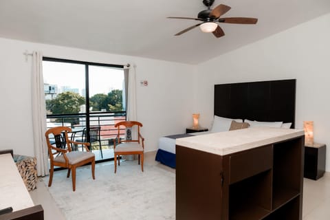 Vista de la habitación con balcón