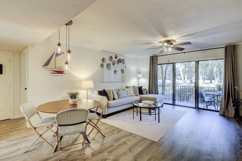 Comfortable Living Space- Dining For Four