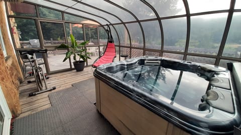 Indoor spa tub