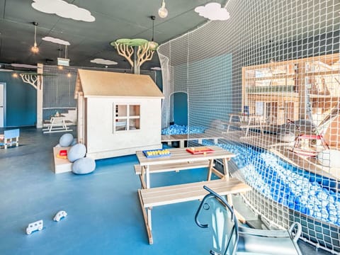 Restaurant, Chair, Ceiling, Wood Stain, Light Fixture, Hardwood, Kitchen & Dining Room Table, Cafeteria