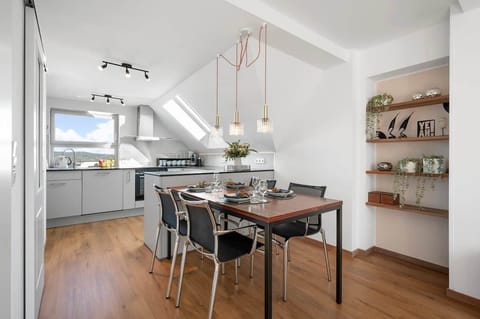 Essbereich mit Tisch, hochwertigen Stühlen für gemeinsame Mahlzeiten