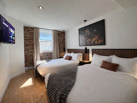 Chambre spacieuse : Profitez d'un design moderne, de la lumière naturelle et d'une vue imprenable sur la ville historique de Québec !