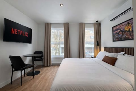 Détendez-vous dans cette chambre moderne et climatisée avec grand lit et télévision connectée. Son design épuré et lumineux offre un cadre idéal pour un séjour confortable.
