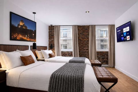 Retraite de charme : Chambre lumineuse à la décoration moderne, briques apparentes et lits moelleux vous attendent !