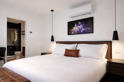 Détendez-vous dans cette chambre lumineuse et aérée, dotée d'un lit douillet et d'une grande fenêtre. Son design épuré et son ambiance chaleureuse en font l'endroit idéal pour un séjour reposant.