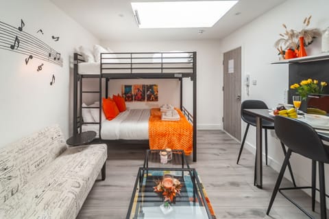 This charming studio apartment is perfect for small families or couples seeking a peaceful retreat. Inspired by music, it features vibrant, colourful decor for a lively atmosphere.