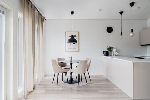 Start your mornings with ease using our fully equipped kitchen, featuring a dishwasher and a high-quality filter coffee machine for a stress-free stay. The open-plan dining area provides a comfortable workspace or a cozy spot for a home-cooked meal.