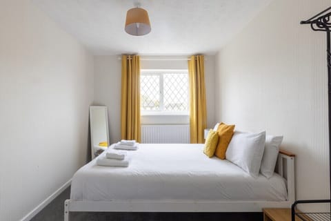 Bedroom 2 with King size bed and single bed
