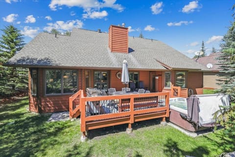  Patio: 6-person private hot tub, outdoor seating 
