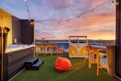 Private rooftop hot tub, skyline views, and sunset seating set the scene for memorable Nashville evenings. (That ’70s Show)