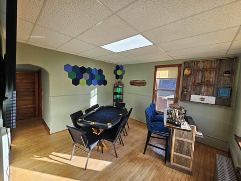 Indoor gaming & A/V party room; fully equipped bar, converting game/dining table