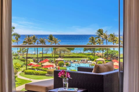 Al fresco dining meets postcard-perfect views on this tropical balcony HKH-425