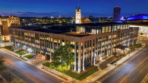 Roami at Century Plaza | 3BR Corner View Loft