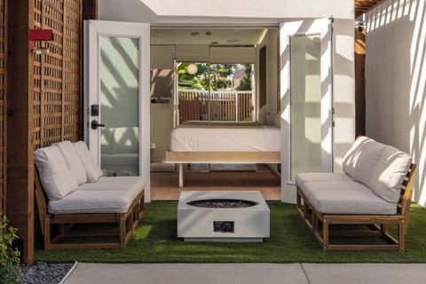 A backyard designed for the kind of evenings that stretch on.