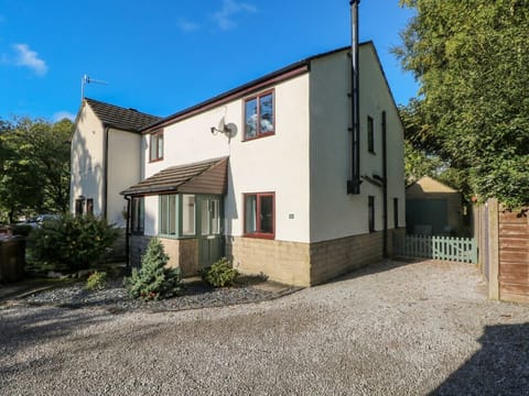 6 Hunters Green Close