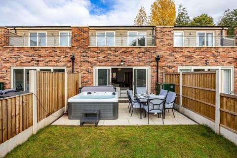 8 Riverside Mews