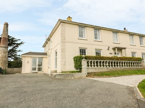 Apartment 1, Trearren