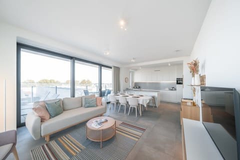 Bright livingarea with diningroom