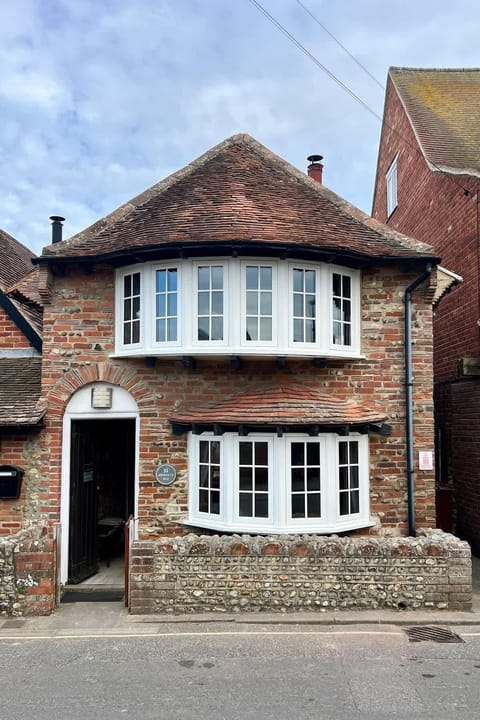 Your cosy coastal escape, only 100m from the sea!