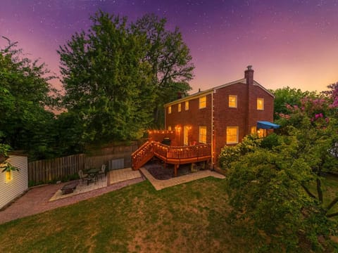 Relax under the stars - beautifully lit outdoor deck & surene space to unwind!