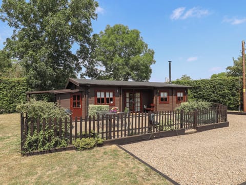 Tythe Lodge – Hot Tub Retreat in Rural Lincolnshire | Family-Friendly Lodge Near Heckington