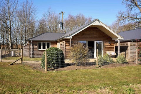 Mole Cottage, Swannington - Host & Stay