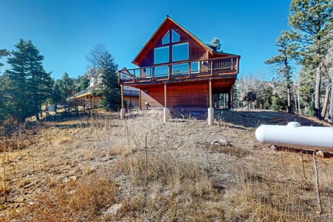Welcome to Peter's Place, a soaring cabin-style home set among the pines just three miles from Angel Fire Resort. 