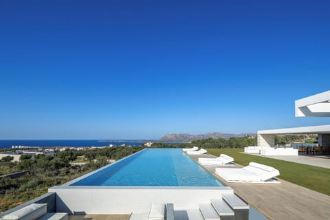 Perched on the outskirts of Agios Onoufrios in Chania, Oliva D’oro Villa offers a stunning blend of sea and mountain scenery
