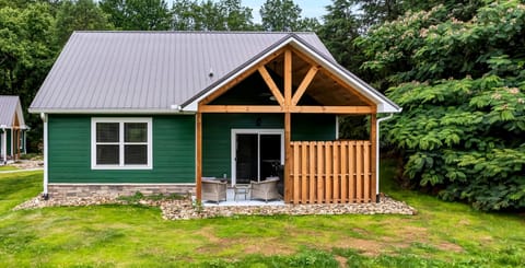 Two Bedroom Cabin Walking Distance to Dollywood Pigeon Forge Cab