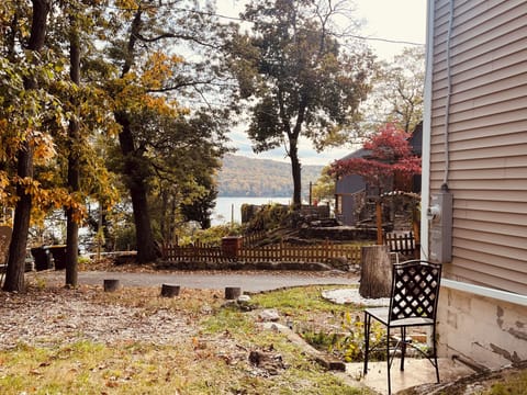 Back yard side view of lake 