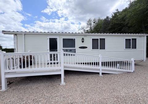 Enjoy a stay in rural Suffolk in this 2 bed caravan at Stonham Barns. The whole family will enjoy a countryside holiday with activities to keep you all busy.