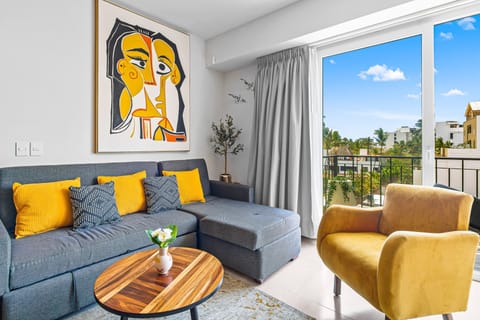 Comfortable livingroom with couch and plenty of space to sit and enjoy with your group